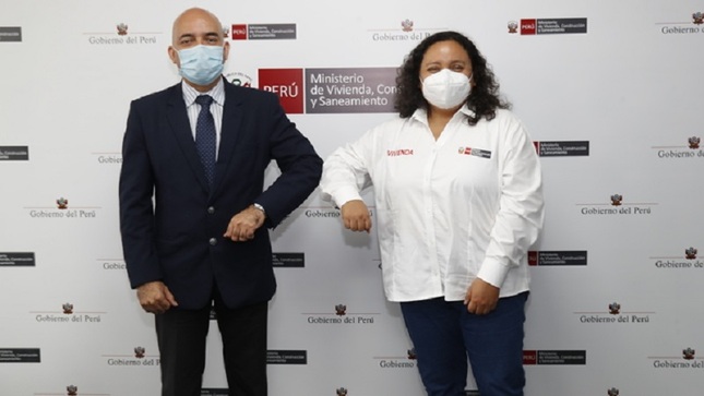 El presidente del Conadis, Marco Antonio Gamarra La Barrera y la Ministra de Vivienda, Construcción y Saneamiento, Solangel Fernández chocan sus puños por la firma del convenio.