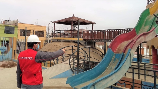 Imagen JPG de un colaborador de la Contraloría supervisando infraestructura recreacional en parque del distrito de coronel Gregorio Albarracín en Tacna.