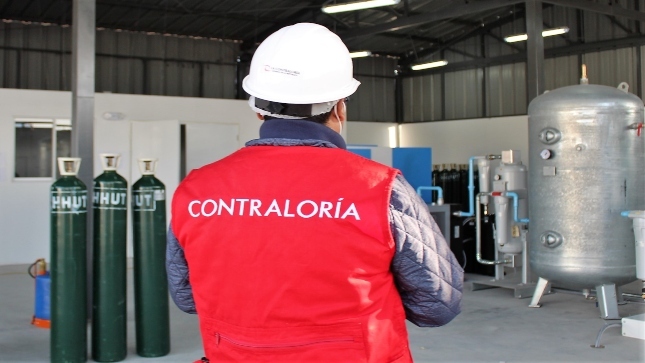 Imagen JPG de colaborador de la Contraloría supervisando planta de oxígeno medicinal en Tacna.