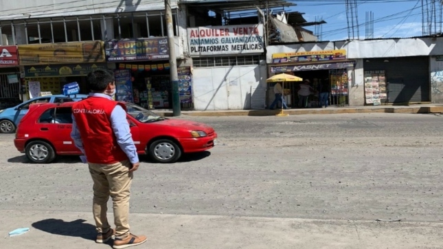 Imagen JPG de colaborador de la Contraloría supervisando obra vial en Arequipa.