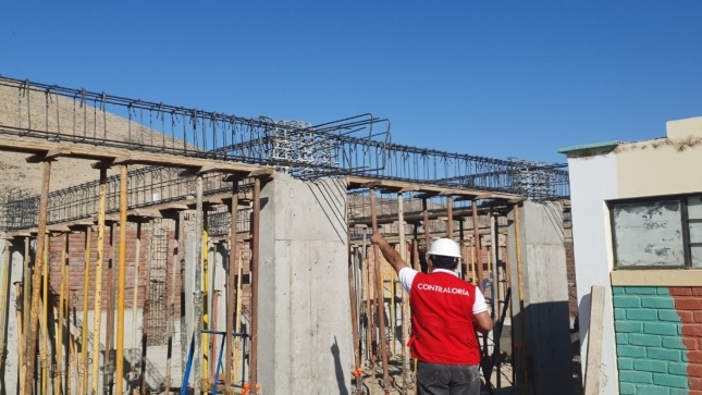 Imagen JPG de colaborador de la Contraloría supervisando construcción de proyecto educativo en Palpa, Ica.