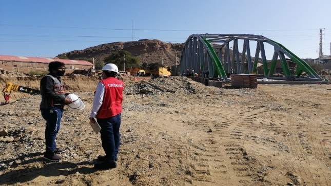 Imagen JPG de colaborador de la Contraloría supervisando obra construcción de puente Yale de Talara.