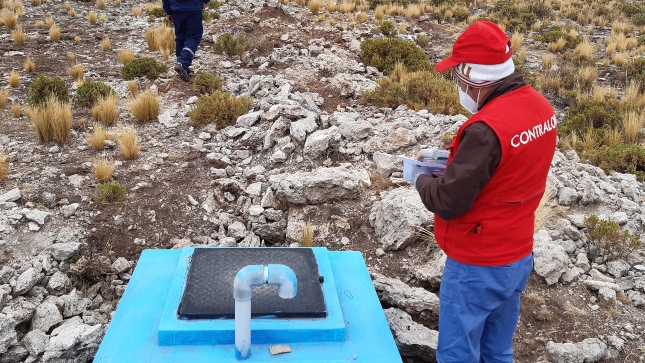 Imagen JPG de colaborador de la Contraloría supervisando obra de agua potable y desagüe en Ayacucho.