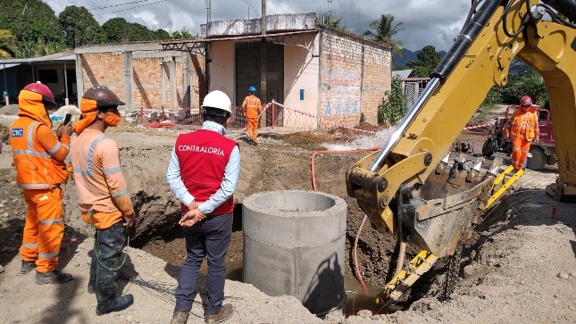 Imagen de colaborador de la Contraloría junto a otras personas supervisando obra de agua potable en Nueva Cajamarca, San Martín.