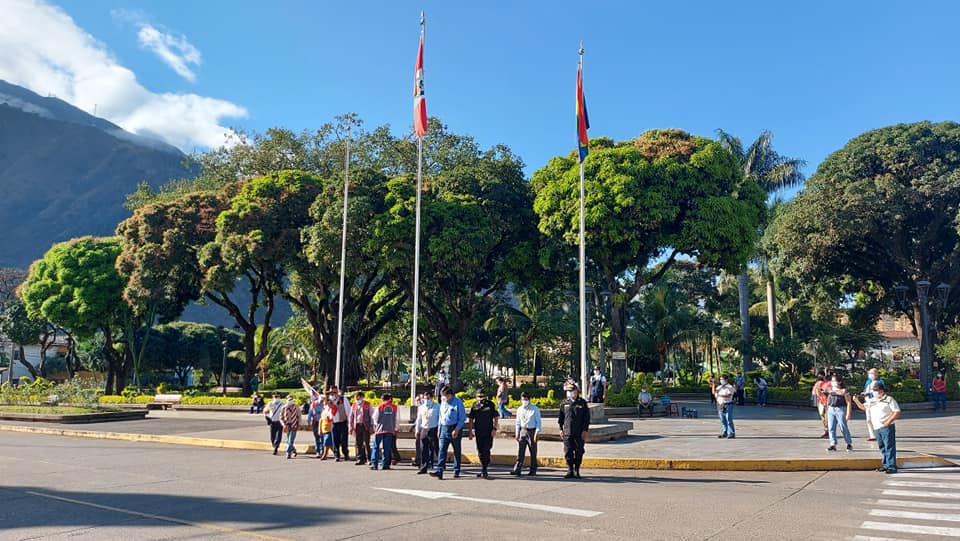 Izamiento de la bandera nacional y del Tahuantinsuyo por el día del campesino y día de la ciudad imperial del Cusco