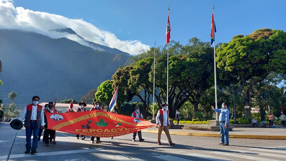 Izamiento de la bandera nacional y del Tahuantinsuyo por el día del campesino y día de la ciudad imperial del Cusco