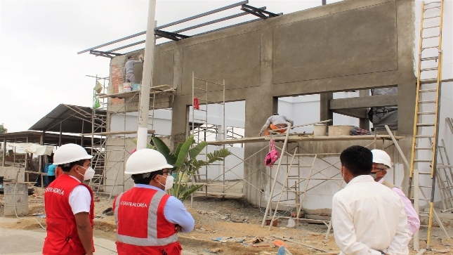 Imagen JPG de colaboradores de la Contraloría junto a otras personas supervisando funcionamiento de planta de oxígeno en Tumbes.
