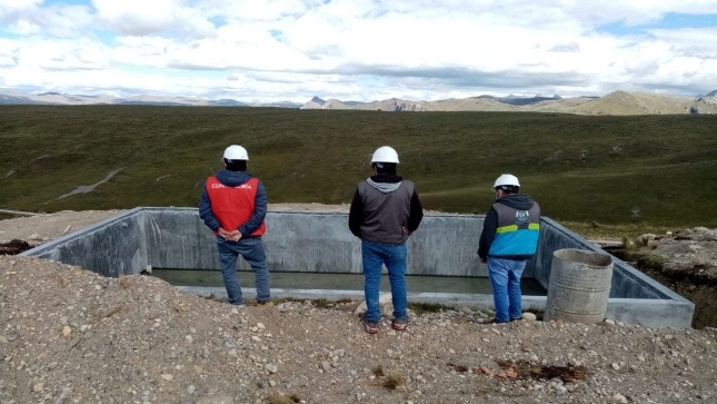 Imagen JPG de colaboradores de la Contraloría supervisando obra de canal de riego en Huánuco.