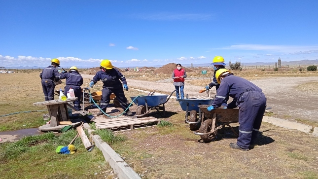 Imagen JPG de varios trabajadores de limpieza con sus carretillas en Pasco.