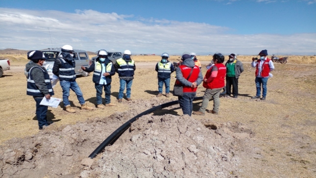 Imagen JPG de colaboradores de la Contraloría junto a personal de otras instituciones supervisando obra de agua potable en Coata, Puno.