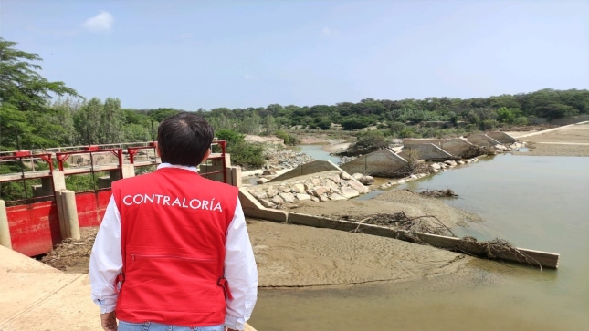 Imagen JPG de colaborador de la Contraloría supervisando bocatoma y el canal Huaca de la Cruz en el río La Leche, distrito de Íllimo en Lambayeque.