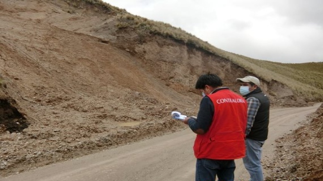 Imagen JPG de colaborador de la Contraloría supervisando mantenimiento de carreteras en las provincias de Huancavelica, Churcampa y Tayacaja.