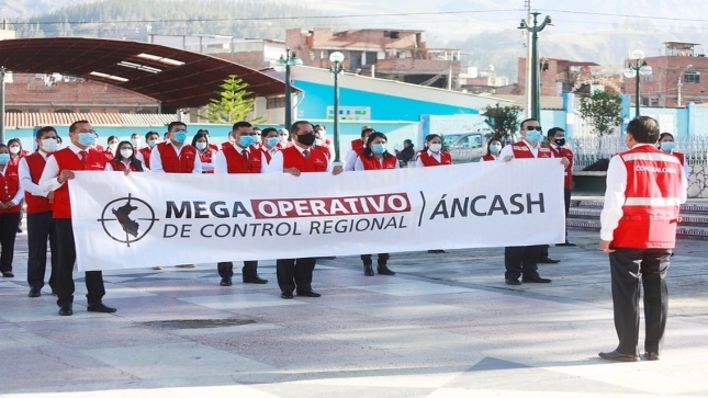 Imagen JPG de varios colaboradores de la Contraloría en la plaza La Soledad, Huaraz dando inicio al Mega Operativo de Control Regional Áncash.