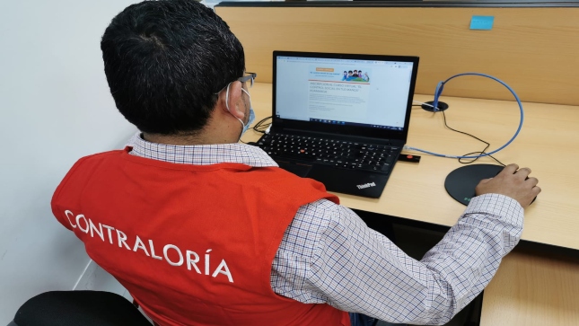 Imagen JPG de colaborador de la Contraloría sentado en su escritorio participando de la Audiencia Pública virtual en Ayacucho.