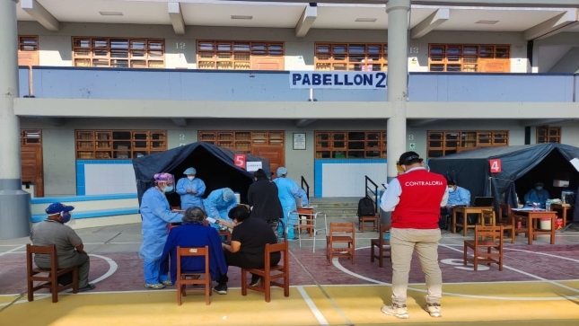 Imagen JPG de personal de salud en jornada de vacunación contra la COVID-19 en las instalaciones de una institución educativa en Moquegua.