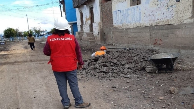 Imagen JPG de colaboradora de la Contraloría supervisando obras de pistas y veredas en Cajamarca.