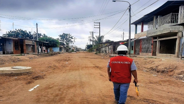 Imagen JPG de colaborador de la Contraloría supervisando obras de pistas y veredas en Zarumilla, Tumbes.
