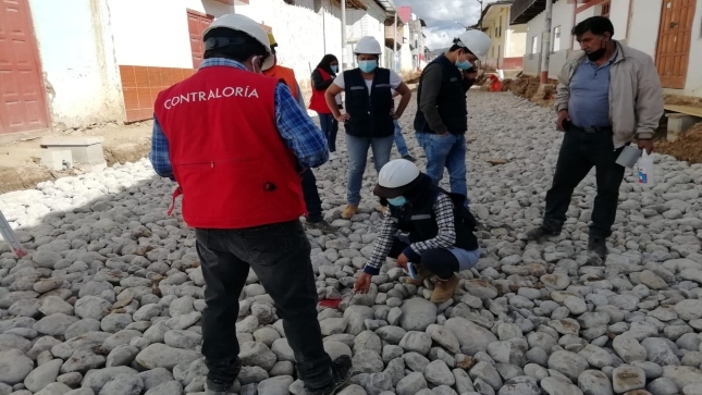 Imagen de colaboradores de la Contraloría junto a otras personas supervisando obra de pistas y veredas en Celendín, Cajamarca.