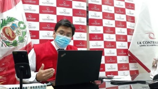 Imagen JPG de colaborador de la Contraloría sentado en su escritorio con su laptop participando de la Audiencia Pública virtual Pasco.