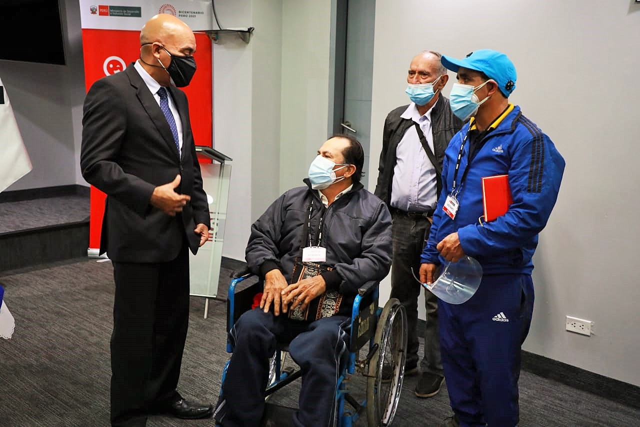 Grupo de 4 personas , entre ellos el presidente del Conadis y tres personas con discapacidad , uno en silla de ruedas.