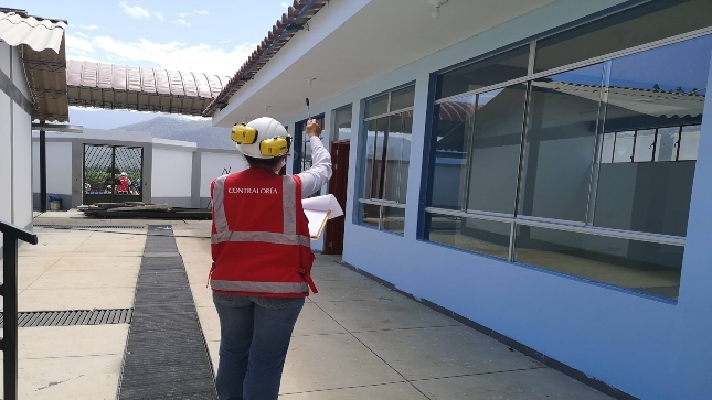 Imagen de colaboradora de la Contraloría supervisando obra de rehabilitación de colegio de Salitral en Piura.