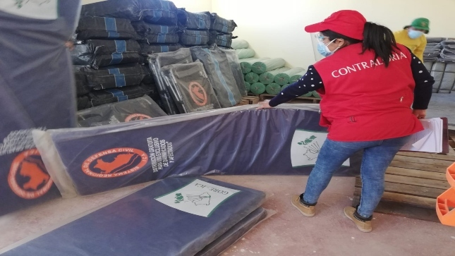 Imagen JPG de colaborador de la Contraloría supervisando bienes de ayuda humanitaria en Palpa, Ica.