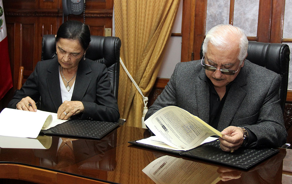 Dra. Ruth Shady Solís y el Rector de la Universidad Dr. Luis Cervantes Liñan