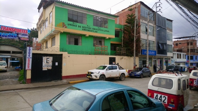 Imagen JPG de la fachada de la Unidad de Gestión Educativa Local (UGEL) de Andahuaylas en Apurímac.