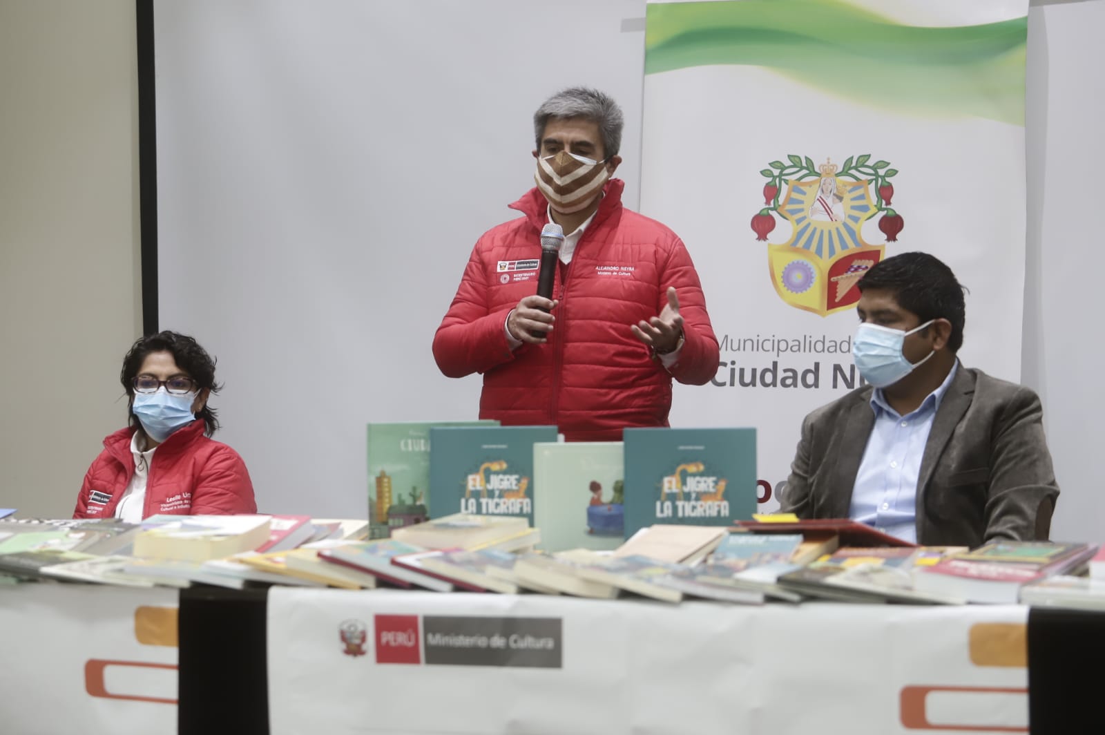 Ministro de Cultura entregó libros y mobiliario para espacios de lectura de la región Tacna