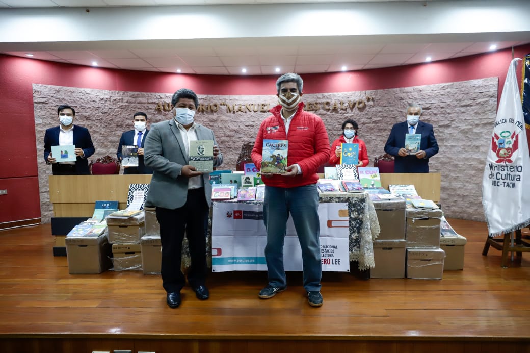 Ministro de Cultura entregó libros y mobiliario para espacios de lectura de la región Tacna