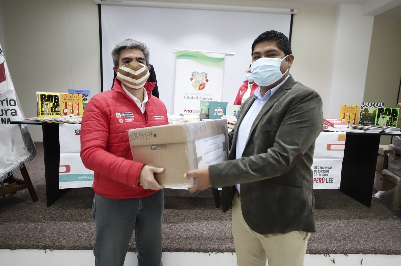 Ministro de Cultura entregó libros y mobiliario para espacios de lectura de la región Tacna
