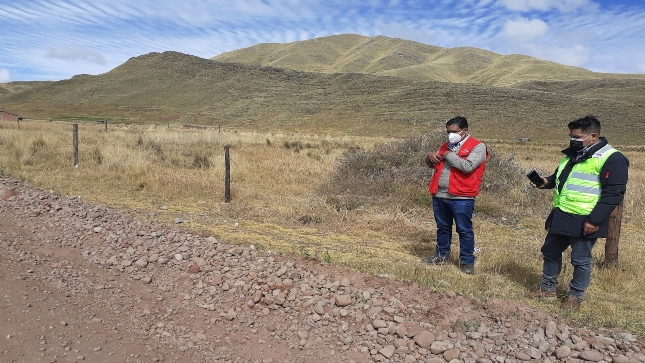 Imagen JPG de colaboradores de la Contraloría supervisando caminos vecinales de la provincia de Melgar en Puno.