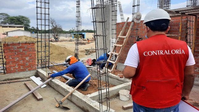 Imagen JPG de colaborador de la Contraloría supervisando obra de colegio en Papayal, Tumbes.
