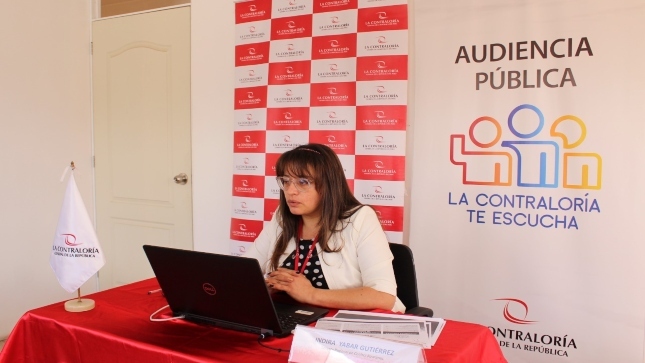 Imagen JPG de colaboradora de la Contraloría sentada en su escritorio con su laptop participando de la Audiencia Pública virtual en Apurímac.