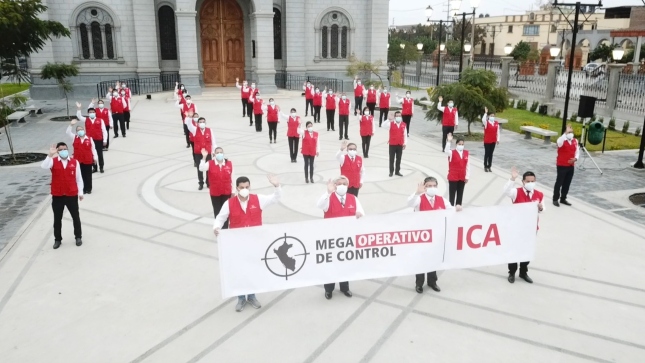 Imagen JPG de varios colaboradores de la Contraloría parados en una plaza de Ica con una banderola que dice "Mega Operativo de Control Ica".