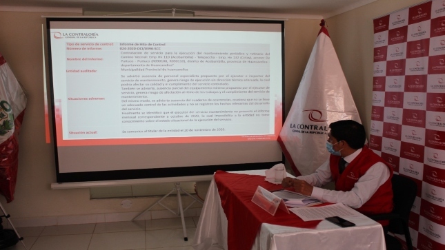 Imagen JPG de un colaborador de la Contraloría sentado en su escritorio proyectando información en el marco de la Audiencia Pública virtual Huancavelica.