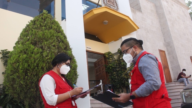 Imagen JPG de colaboradores de la Contraloría revisando información en los exteriores de la Municipalidad Provincial de Mariscal Nieto en Moquegua.