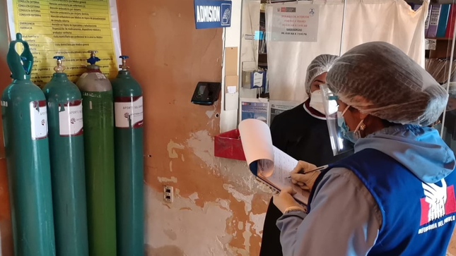 Foto de comisionada defensorial supervisando equipos médicos