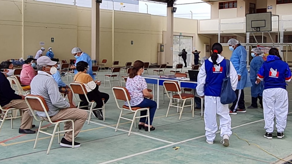 Foto de personas en local de vacunación