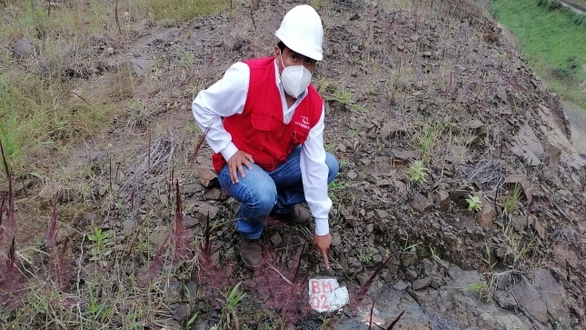 Imagen JPG de colaborador de la Contraloría supervisando obra de mejoramiento de caminos vecinales en el distrito de Pulán, provincia de Santa Cruz, región Cajamarca.