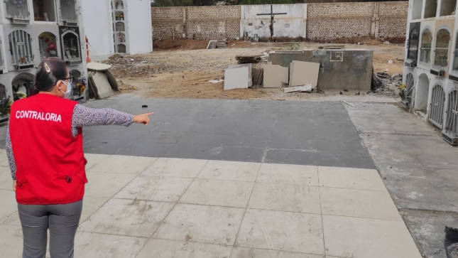 Imagen JPG de colaboradora de la Contraloría supervisando obras de cementerio El Carmen en Lambayeque.