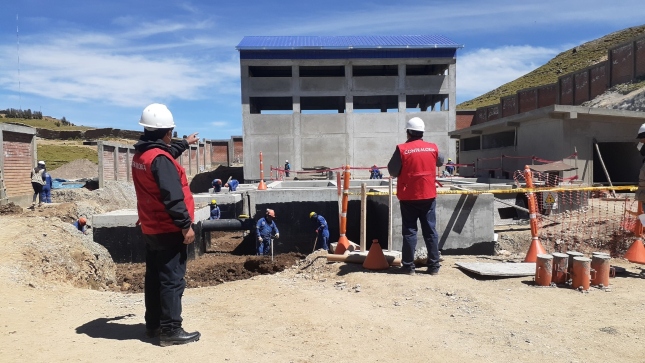 Imagen JPG de colaboradores de la Contraloría supervisando construcción de la planta de tratamiento de agua potable (componente 1) en Pasco.