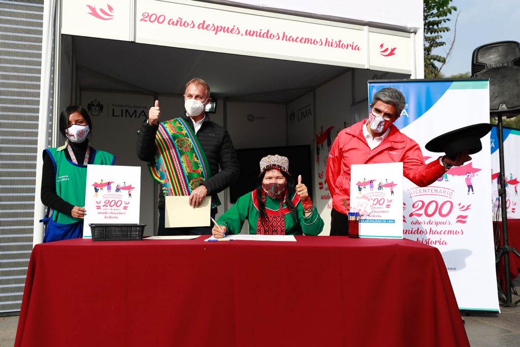 Ministro de Cultura firmó el "Libro Conmemorativo del Bicentenario de la Independencia”