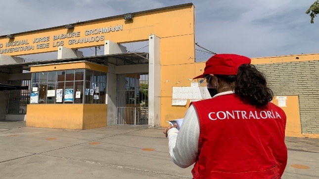 Imagen JPG de colaborador de la Contraloría mirando la fachada de la Universidad Nacional Jorge Basadre Grohmann.