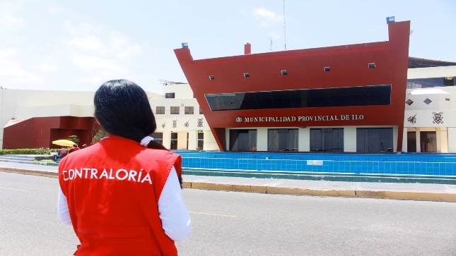 Imagen JPG de colaborador de la Contraloría mirando la fachada de la Municipalidad Provincial de Ilo.