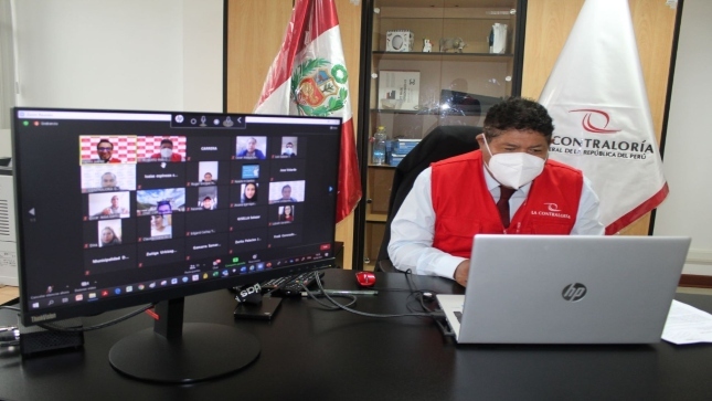 Imagen JPG de colaborador de la Contraloría sentado en su escritorio trabajando con su laptop y participando de la Audiencia Pública virtual Cajatambo.