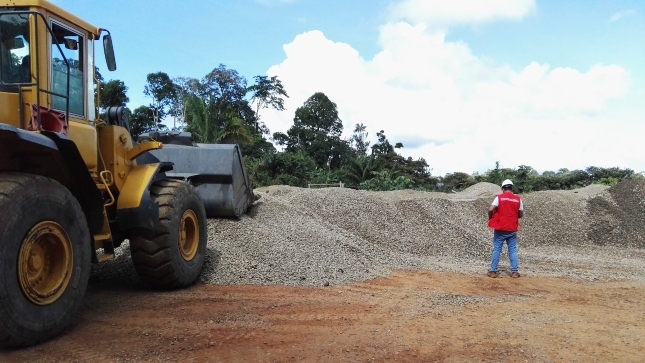 Imagen JPG de un tractor con montículo de arena y un colaborador de la Contraloría-