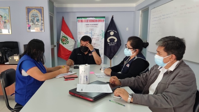 Foto de jefa de la oficina defensorial reunida con representante de la Red de Salud de Huánuco