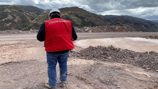 Imagen JPG de colaborador de la Contraloría en supervisión de construcción de caminos vecinales en Lauricocha, Huánuco. 