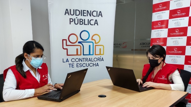Archivo JPG de dos colaboradoras de la Contraloría sentadas en su escritorio trabajando con su laptop y participando en la Audiencia Pública virtual Amazonas.